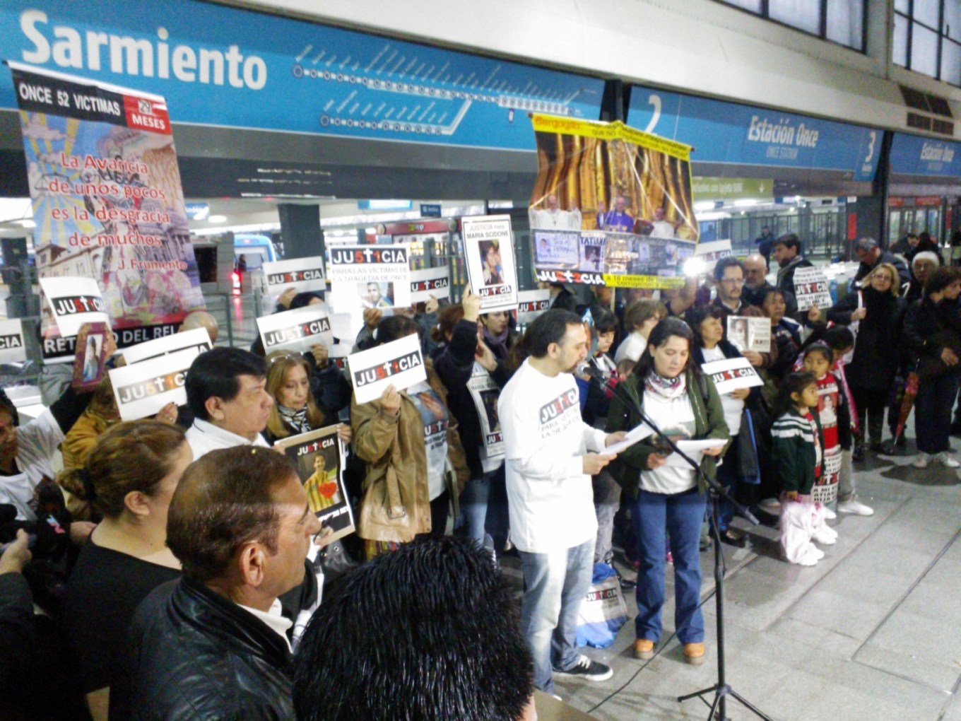 Familiares de víctimas de la Tragedia de Once