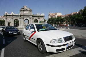 Un-taxi-de-Madrid-en-pleno-cen_54210008923_53389389549_600_396