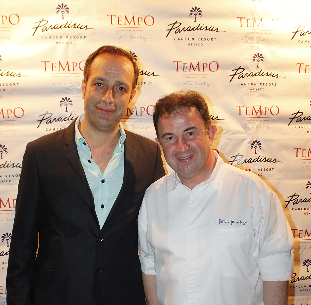 Santigo Rivera Nunez junto al 