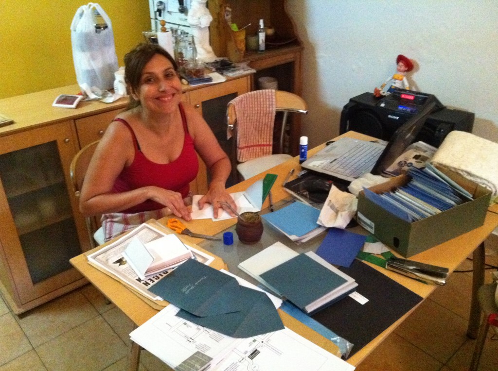 Andrea preparanto invitaciones artesanales