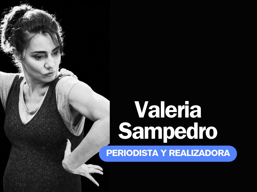 Retrato en blanco y negro de Valeria Sampedro, periodista y realizadora, con un gesto expresivo y sosteniendo su brazo mientras mira hacia un lado.