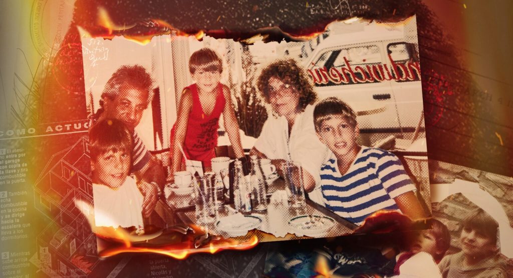 Un grupo de cinco personas sentadas alrededor de una mesa con bebidas y comida, en un ambiente familiar y alegre. Hay dos adultos y tres niños, todos sonriendo.